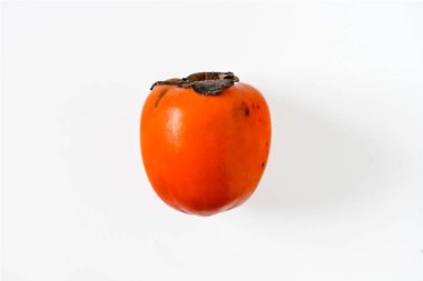 Beyaz arkaplanda yalıtılmış hurma meyvesi