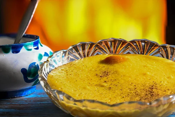 Hausgemachte und handwerklich hergestellte Pudding, auf einem Tisch — Stockfoto