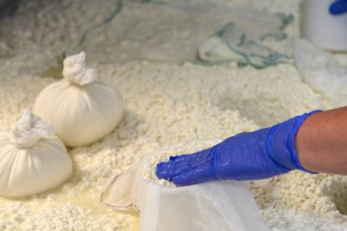 Kalıpları elle dolduruyorum..