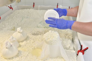 Kalıpları elle dolduruyorum..