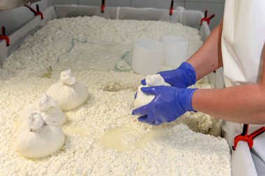 Kalıpları elle dolduruyorum..