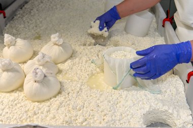 Kalıpları elle dolduruyorum..