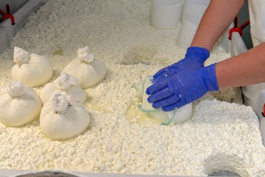 Kalıpları elle dolduruyorum..