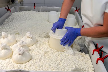 Kalıpları elle dolduruyorum..