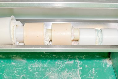 Peynir ütüleme makinesi, sümsüğü boşaltmak için.