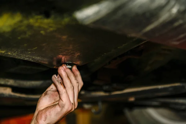 Lösen Sie Das Ölablassschild Einem Automotor — Stockfoto