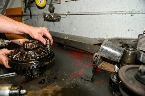 Repair of a bearing of the transmission crown of a car.