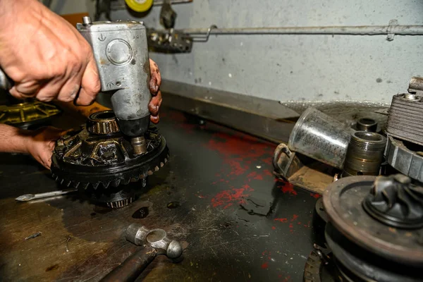 Repair of a bearing of the transmission crown of a car.