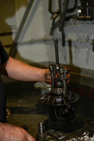 Repair of a bearing of the transmission crown of a car.