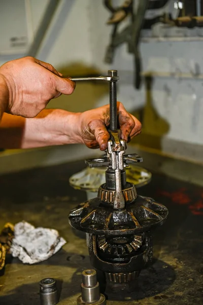 Repair of a bearing of the transmission crown of a car.