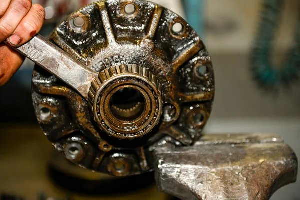 Repair of a bearing of the transmission crown of a car.