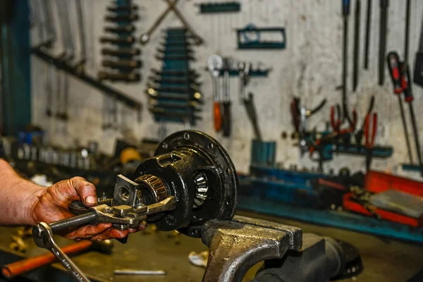 Repair of a bearing of the transmission crown of a car.