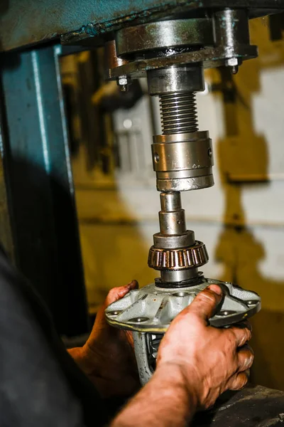 Repair of a bearing of the transmission crown of a car in the Hydraulic Press.