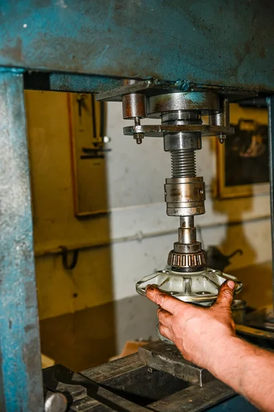 Repair of a bearing of the transmission crown of a car in the Hydraulic Press.