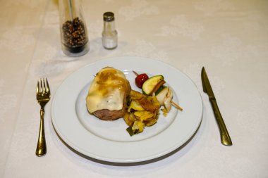 Izgara domuz eti, patates ve sebze şişi..