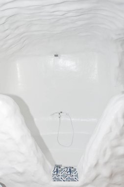 Kırsal turizm için modern mağaradaki banyo.