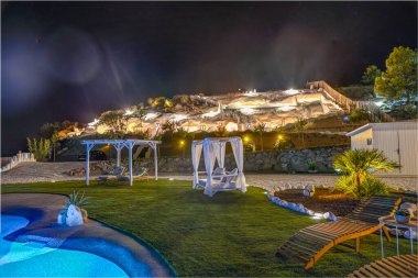 Troglodit mağara evlerinde kırsal turizm için gece aydınlatması