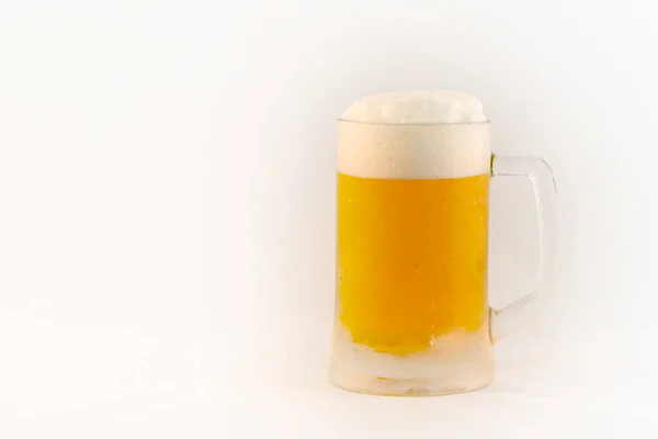 Waiter Serving Frozen Glass Draft Beer — Fotografia de Stock