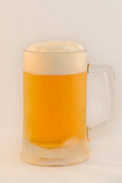 Waiter Serving Frozen Glass Draft Beer — Fotografia de Stock