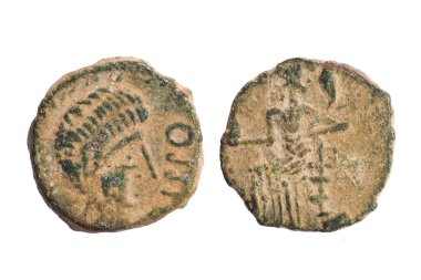 Roma bronz sikkesi. Beyaz arkaplanda önde ve arkada