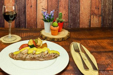 Tatlı hardallı domuz filetosu ve Kral karides..