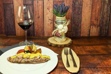 Tatlı hardallı domuz filetosu ve Kral karides..