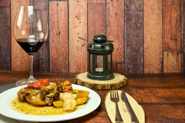 Fırında kuzu omzu, patates ve sebzeli.