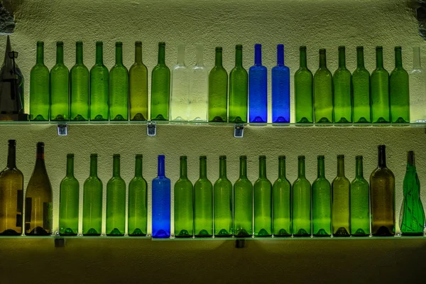 Empty Green Glass Bottles Shelf — 图库照片