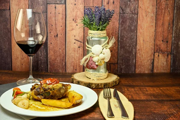 Fırında kuzu omzu, patates ve sebzeli.