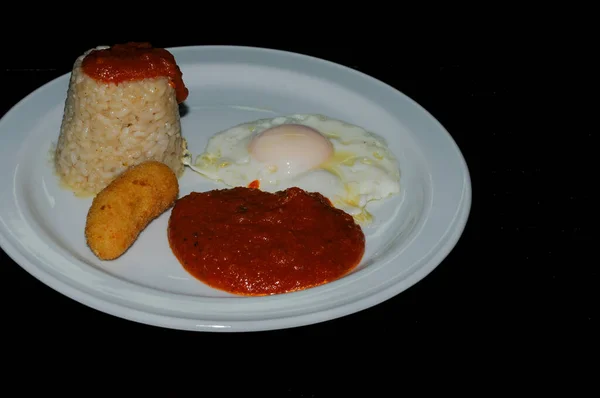 Arroz Cubano Sabroso Arroz Con Salsa Tomate Huevo Frito —  Fotos de Stock