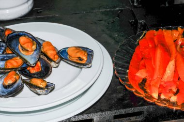 Lezzetli bir deniz mahsulü paella pişiriyorum.