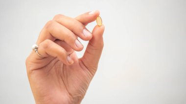 Sarı Yumuşak Vitamin Jeli İlacını Tutan Kız