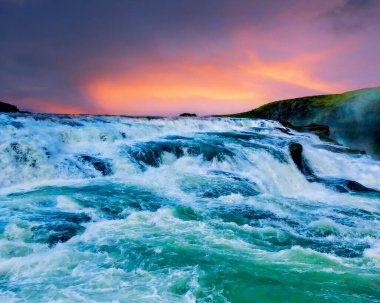 Renkli Günbatımlı Şelale 