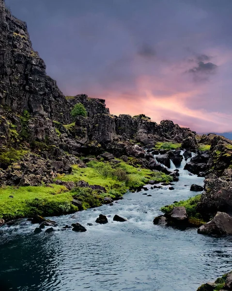 Fluss Felsen Mit Farbenfrohem Sonnenuntergang Island — Stockfoto