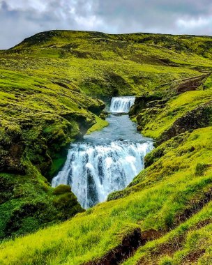 İzlanda 'daki Yeşil Dağ Tepeleri' nin tepesindeki nehir.