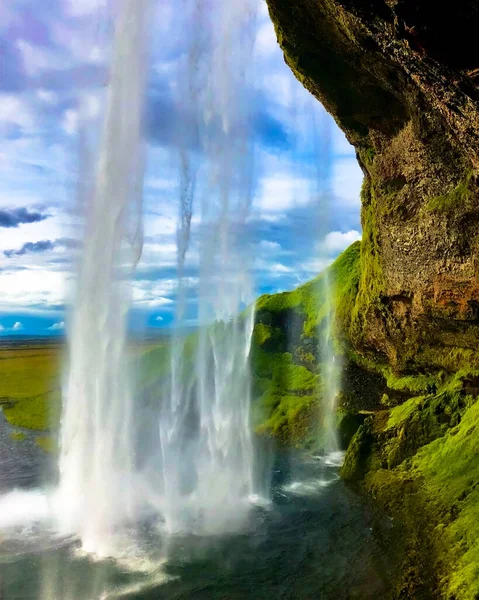 Detrás Una Cascada Islandia Mirando Hacia Hermoso Cielo —  Fotos de Stock