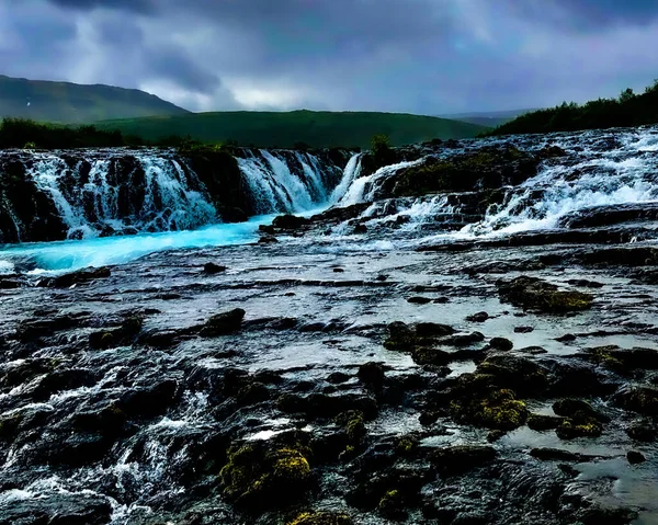 Μπλε Χρωματιστός Καταρράκτης Μαύρους Βράχους Στην Ισλανδία — Φωτογραφία Αρχείου