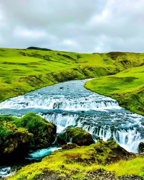 Blue River Und Wasserfall Auf Grünen Bergen Island — Stockfoto