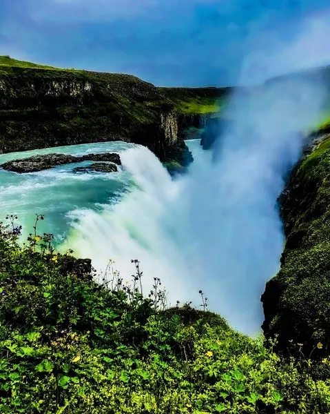 Cachoeira Colorida Com Névoa Islândia — Fotografia de Stock