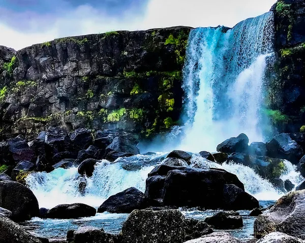 Schwarzer Felsenwasserfall Island — Stockfoto