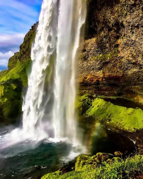 Wasserfall Hautnah Mit Regenbogen — Stockfoto