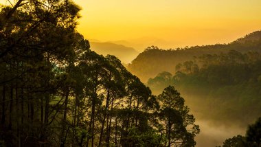 Dağlarda gün doğumu