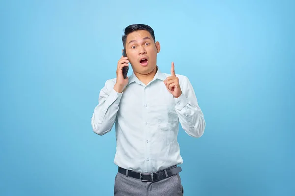 Heyecanlı genç ve yakışıklı iş adamı cep telefonuyla konuşuyor ve bir fikir veriyor.