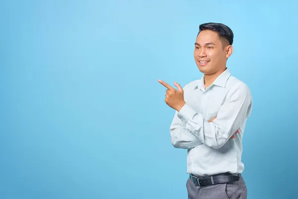 Sonriente Joven Hombre Negocios Guapo Apuntando Con Dedo Espacio Copia —  Fotos de Stock