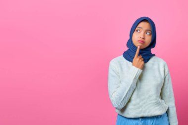 Asyalı güzel bir kadının portresi, eli çenesinde soru sormayı düşünüyor.