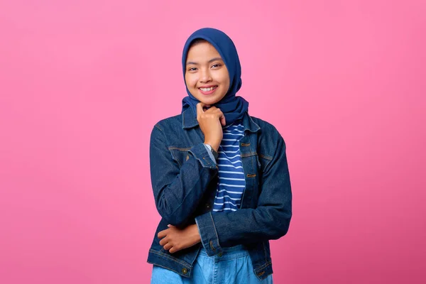 Retrato Felicidad Joven Mujer Asiática Mirando Confiado Con Brazo Cruzado —  Fotos de Stock