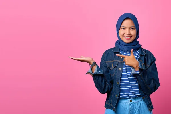 Portret Van Lachende Jonge Aziatische Vrouw Tijdens Het Presenteren Van — Stockfoto