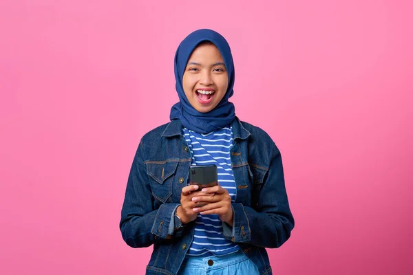 Retrato Jovem Mulher Asiática Alegre Segurando Smartphone Enquanto Olha Para — Fotografia de Stock