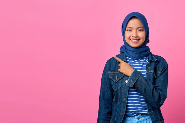 Retrato Una Joven Asiática Sonriente Apuntando Copiar Espacio Con Dedo — Foto de Stock