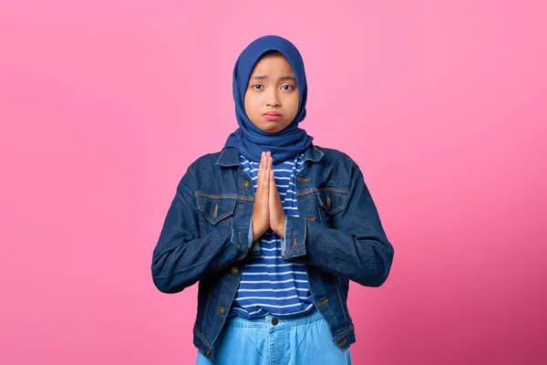 Портрет Грусти Молодая Азиатка Показывает Молитвенный Жест Розовом Фоне — стоковое фото